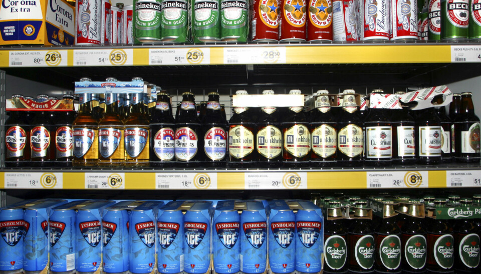 Forskning viser at at regulering av pris og tilgang til alkohol er blant de mest effektive tiltakene for å holde omfanget av alkoholrelaterte skader lavt. Nå har forskere sett på hva som skal til for at folk aksepterer slike reguleringer. (Foto: Scanpix)