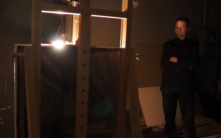 Jon Yngve Hardeberg fra Høgskolen i Gjøvik følger med på skanningen av Skrik i kjelleren på Nasjonalgalleriet. (Foto: Arnfinn Christensen, forskning.no) Jon Yngve Hardeberg fra Høgskolen i Gjøvik følger med på skanningen av Skrik i kjelleren på Nasjonalgalleriet. (Foto: Arnfinn Christensen, forskning.no)