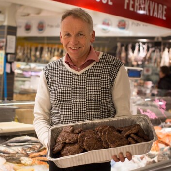 Kjøpmann Bård Pettersen viser stolt fram Eide Handels ferske hvalburgere. (Foto: Børge Damsgård) Kjøpmann Bård Pettersen viser stolt fram Eide Handels ferske hvalburgere. (Foto: Børge Damsgård)