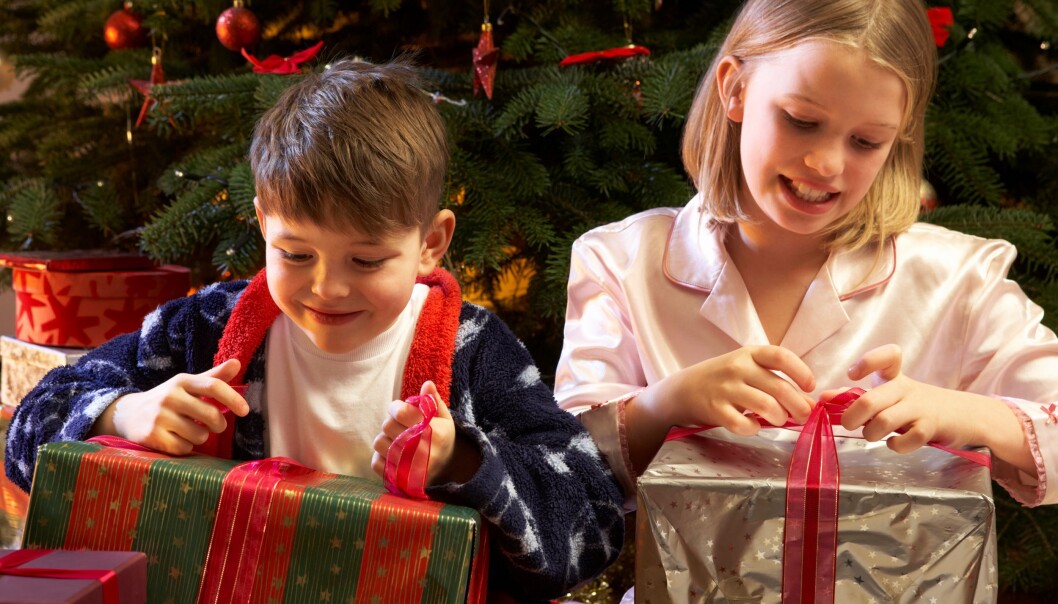 Har du lovet at nissen kommer med mye fint til jul, hvis barna oppførte seg pent? Den slags barneoppdragelse kan gi skumle effekter. (Foto: Colourbox) Har du lovet at nissen kommer med mye fint til jul, hvis barna oppførte seg pent? Den slags barneoppdragelse kan gi skumle effekter. (Foto: Colourbox)