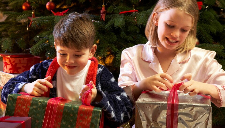 Har du lovet at nissen kommer med mye fint til jul, hvis barna oppførte seg pent? Den slags barneoppdragelse kan gi skumle effekter.  (Foto: Colourbox)