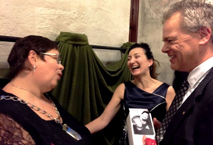 Ordfører Rita Ottervik får overrakt en hjernecellemodell av May-Britt og Edvard Moser. Ordfører Rita Ottervik får overrakt en hjernecellemodell av May-Britt og Edvard Moser.