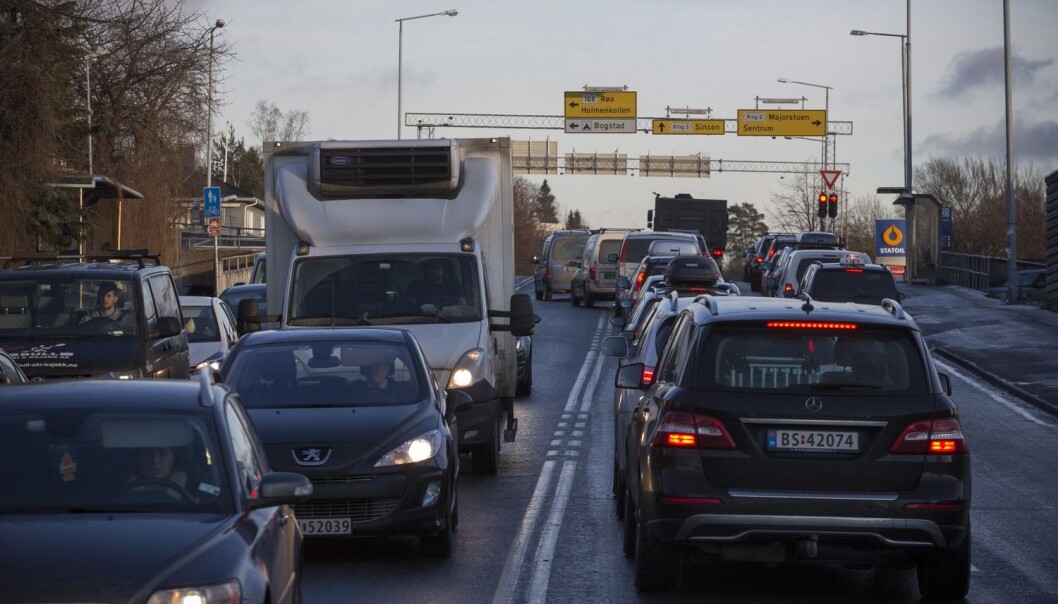 Luftkvaliteten i Oslo er til tider så dårlig at flere med hjerte- og lungeplager dør i perioden etter dager med ekstra høy luftforurensning. Nå jobber forskere med å lage firedagers varsel for luftforurensning. (Foto: Terje Bringedal/VG) Luftkvaliteten i Oslo er til tider så dårlig at flere med hjerte- og lungeplager dør i perioden etter dager med ekstra høy luftforurensning. Nå jobber forskere med å lage firedagers varsel for luftforurensning. (Foto: Terje Bringedal/VG)