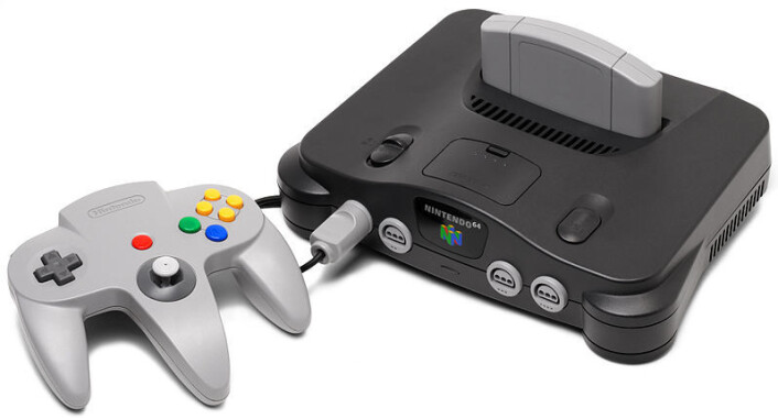 Nokre meiner handkontrollaren til Nintendo 64 er skapt for menneske med tre hender. Her er kontrollaren kopla til ein Nintendo 64-konsoll. (Foto: (Foto Wikimedia Commons)) Nokre meiner handkontrollaren til Nintendo 64 er skapt for menneske med tre hender. Her er kontrollaren kopla til ein Nintendo 64-konsoll. (Foto: (Foto Wikimedia Commons))