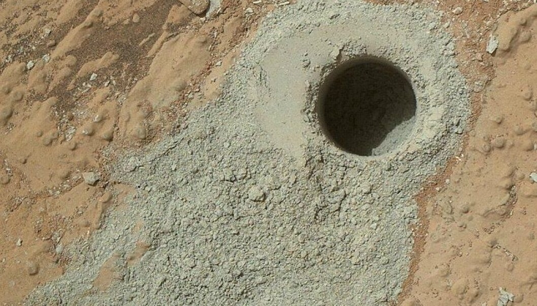 NASAs Mars-rover Curiosity samlet en pulverisert prøve av materialet etter boringen i Gale-krateret på Mars. (Foto: NASA/JPL-Caltech/MSSS) NASAs Mars-rover Curiosity samlet en pulverisert prøve av materialet etter boringen i Gale-krateret på Mars. (Foto: NASA/JPL-Caltech/MSSS)