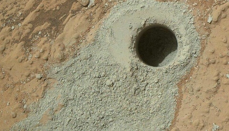 NASAs Mars-rover Curiosity samlet en pulverisert prøve av materialet etter boringen i Gale-krateret på Mars.  (Foto: NASA/JPL-Caltech/MSSS)