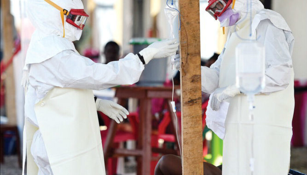 Ebola er en blødningsfeber som blant annet gir oppkast og diaré – og dermed mangel på væske og salter. Forskeer mener at en del av ebolapasientene vil kunne reddes hvis de får korrekt væske- og saltbehandling. (Foto: Leong/AFP/Getty Images) Ebola er en blødningsfeber som blant annet gir oppkast og diaré – og dermed mangel på væske og salter. Forskeer mener at en del av ebolapasientene vil kunne reddes hvis de får korrekt væske- og saltbehandling. (Foto: Leong/AFP/Getty Images)