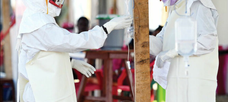 Ebola er en blødningsfeber som blant annet gir oppkast og diaré – og dermed mangel på væske og salter. Forskeer  mener at en del av ebolapasientene vil kunne reddes hvis de får korrekt væske- og saltbehandling.  (Foto: Leong/AFP/Getty Images)