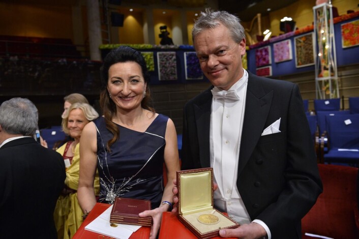 May-Britt Moser og Edvard Moser med sine medaljer under nobelprisutdelningen i konserthuset i Stockholm. (Foto: Henrik Montgomery, NTB Scanpix) May-Britt Moser og Edvard Moser med sine medaljer under nobelprisutdelningen i konserthuset i Stockholm. (Foto: Henrik Montgomery, NTB Scanpix)