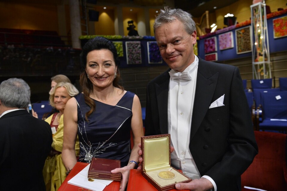 May-Britt Moser og Edvard  Moser med sine medaljer under nobelprisutdelningen i konserthuset i Stockholm. (Foto: Henrik Montgomery, NTB Scanpix)