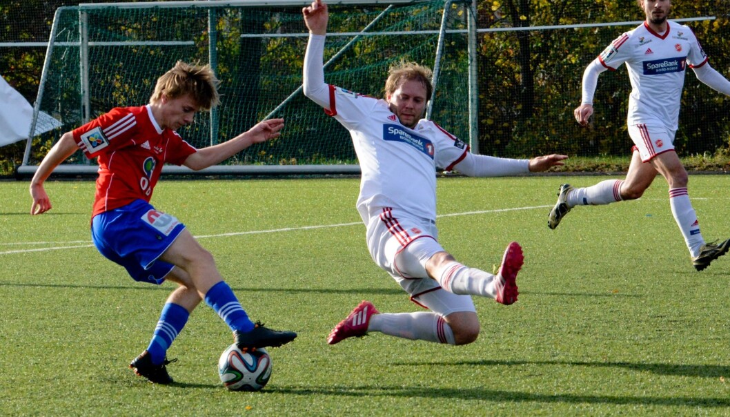 Skeid-spiller Jens Rongved finter en Medkila-forsvarer ut i pølsekiosken før han setter inn lagets tredje scoring i årets siste seriekamp. Skeid vant til slutt 5–0 på Nordre Åsen i Oslo. Nå må Rognved og lagkameratene passe på at de får trent nok intervaller i vinterpausen. (Foto: Anders Vindegg, Skeid.no) Skeid-spiller Jens Rongved finter en Medkila-forsvarer ut i pølsekiosken før han setter inn lagets tredje scoring i årets siste seriekamp. Skeid vant til slutt 5–0 på Nordre Åsen i Oslo. Nå må Rognved og lagkameratene passe på at de får trent nok intervaller i vinterpausen. (Foto: Anders Vindegg, Skeid.no)