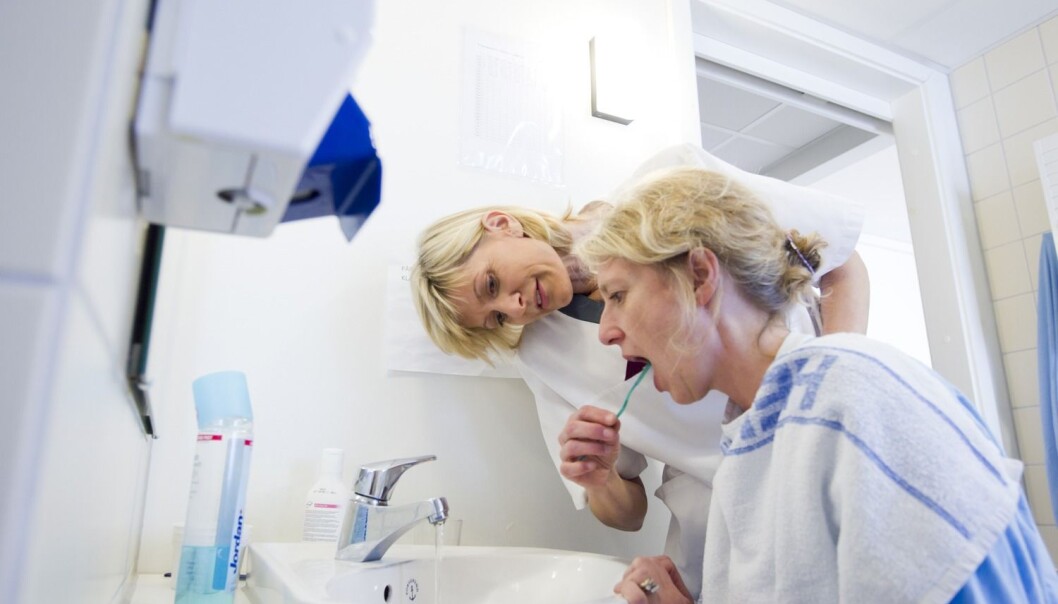Store deler av den norske arbeidsstokken jobber innenfor helse- og sosialsektoren, og den sterke kvinnedominansen i disse yrkene bidrar til at arbeidsmarkedet er så kjønnsdelt som det er. (Foto: Scanpix, Heiko Junge) Store deler av den norske arbeidsstokken jobber innenfor helse- og sosialsektoren, og den sterke kvinnedominansen i disse yrkene bidrar til at arbeidsmarkedet er så kjønnsdelt som det er. (Foto: Scanpix, Heiko Junge)