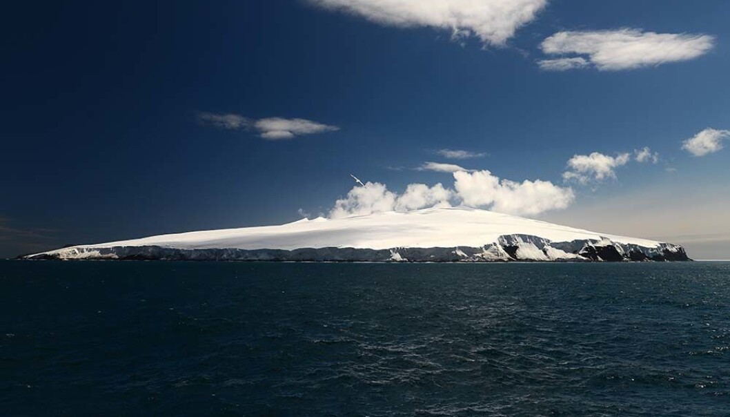 Bouvetøya er ofte tildekket av tykk tåke, dette bildet er derimot tatt på en godværsdag. (Foto: Marius Bratrein, Norsk Polarinstitutt) Bouvetøya er ofte tildekket av tykk tåke, dette bildet er derimot tatt på en godværsdag. (Foto: Marius Bratrein, Norsk Polarinstitutt)