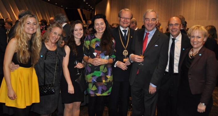 Etter Nobelforedraget med blant annet Isabel Moser, Carol A. Barnes, Anders Hamsten, Lars Leijonborg og Helene Hellmark Knutsson. (Foto: privat) Etter Nobelforedraget med blant annet Isabel Moser, Carol A. Barnes, Anders Hamsten, Lars Leijonborg og Helene Hellmark Knutsson. (Foto: privat)