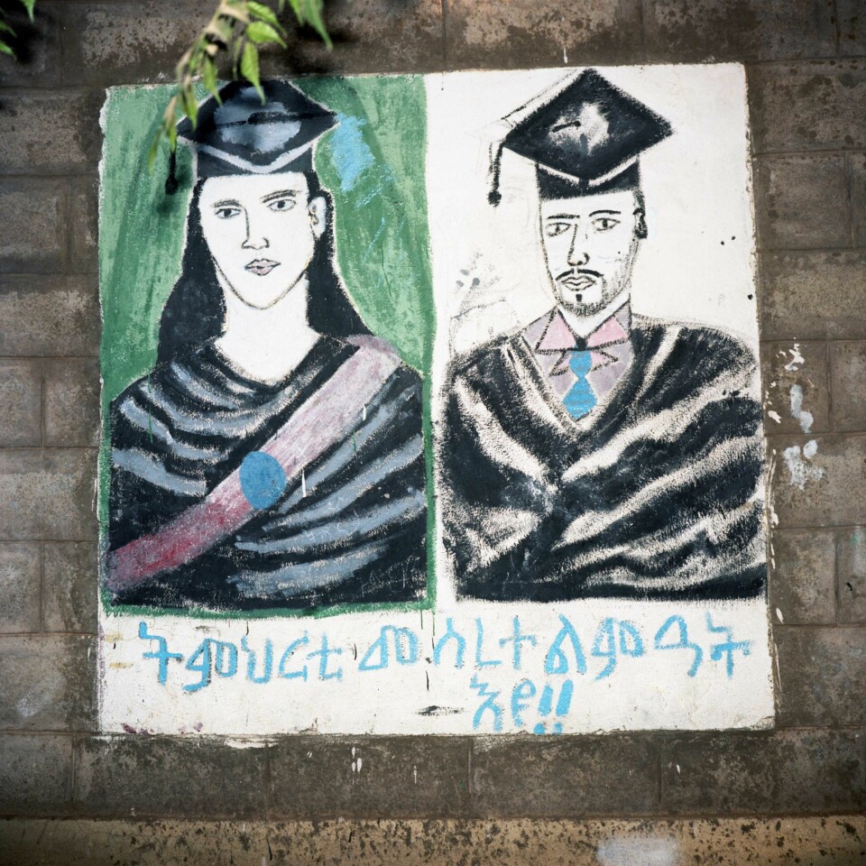 “Utdanning er grunnlaget for utvikling” malt på en skolevegg i Tigray. Bildet signaliserer at både jenter og gutter er viktige for denne utviklingen. Og at både jenter og gutter har en mulighet til å nå utdanningsmålene sine. (Foto: Thera Mjaaland)