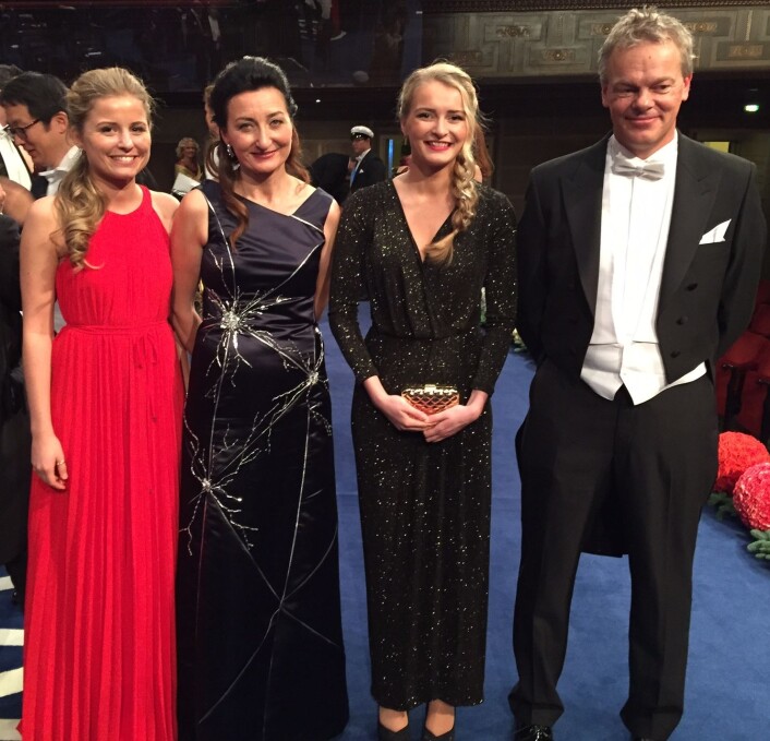 På scenen etter Nobelutdelingen: Isabel, May-Britt, Ailin og Edvard Moser. (Foto: privat) På scenen etter Nobelutdelingen: Isabel, May-Britt, Ailin og Edvard Moser. (Foto: privat)