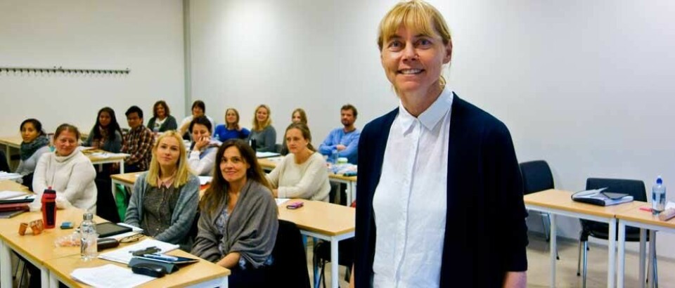 Læring på arbeidsplassen er undervurdert i forskningen på fleksibel læring, mener Edda Johansen. Her sammen med studentene på samling ved Campus Drammen.  (Foto: Jan-Henrik Kulberg)
