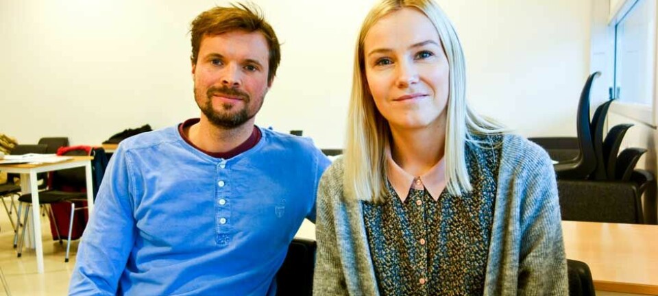 Kristian Ruge Bjærke og Ida Kyvik kombinerer jobb og studietilværelse, og mener de har stort utbytte av at oppgavene de får i studiet kan tas med direkte på jobb.   (Foto: Jan-Henrik Kulberg)