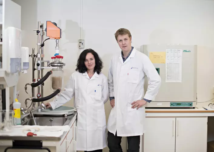 Nils Kristian Afseth og Volha Shapaval forsker på proteiner i mat.  (Foto: Jon-Are Berg-Jacobsen, Nofima)