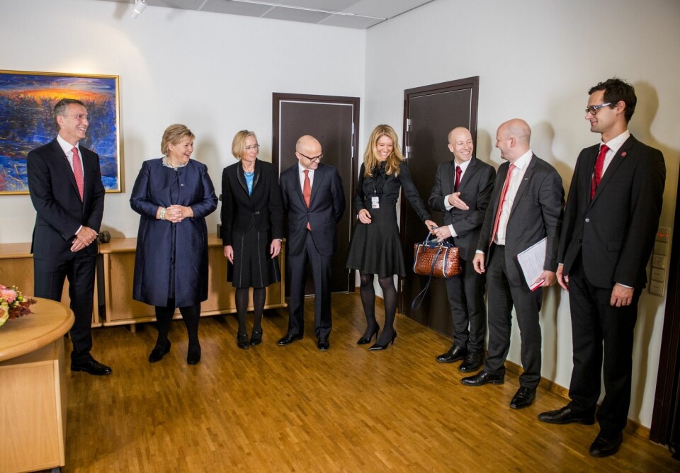 Erna Solberg presenterer flere av de nye statssekretærene sine for avtroppende statsminister Jens Stoltenberg. Statssekretæren er nummer to i departementet sitt.  (Foto: Fredrik Varfjell / NTB scanpix)