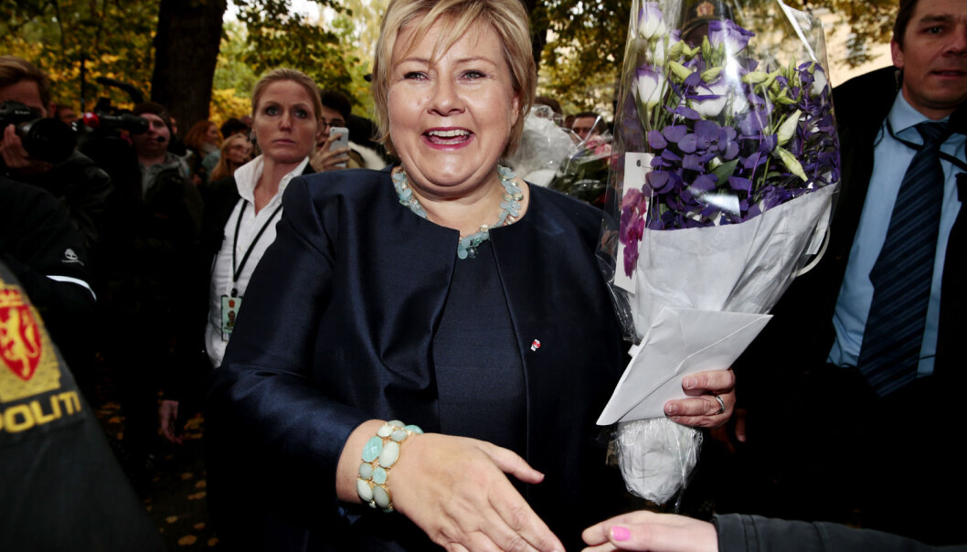 Da Erna Solberg presenterte regjeringen sin i oktober 2013, tok hun til orde for at færre politisk ansatte i regjeringen ville gi mer effektiv politikk. Ett år etter avviker ikke Solbergs regjering nevneverdig fra trenden med stadig flere politisk ansatte i departementene. (Foto: Håkon Mosvold Larsen / NTB scanpix ) Da Erna Solberg presenterte regjeringen sin i oktober 2013, tok hun til orde for at færre politisk ansatte i regjeringen ville gi mer effektiv politikk. Ett år etter avviker ikke Solbergs regjering nevneverdig fra trenden med stadig flere politisk ansatte i departementene. (Foto: Håkon Mosvold Larsen / NTB scanpix )