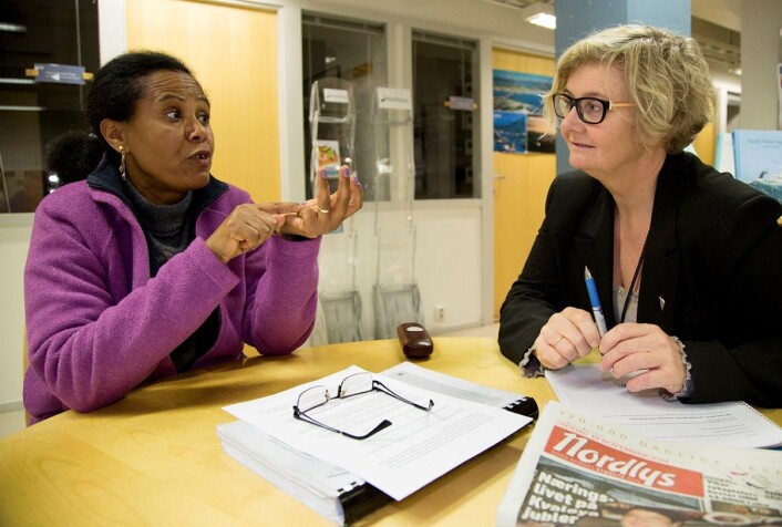 Da Agaredech Jemaneh var i Tromsø for å forsvare doktorgradsavhandlingen sin, møtte hun tidligere redaktør i Nordlys, Mari Rein, for å diskutere hva man kan gjøre med at journalister bruker få kvinnelige kilder. (Foto: Stig Brøndbo) Da Agaredech Jemaneh var i Tromsø for å forsvare doktorgradsavhandlingen sin, møtte hun tidligere redaktør i Nordlys, Mari Rein, for å diskutere hva man kan gjøre med at journalister bruker få kvinnelige kilder. (Foto: Stig Brøndbo)