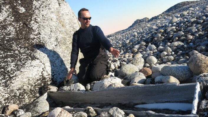 Snorre Haukalid er kulturminnerådgiver hos Sysselmannen på Svalbard. Her undersøker han et funn av en uregistrert grav på Waldenøya på Nordvest-Spitsbergen. (Foto: Asbjørn Hagen/Sysselmannen på Svalbard) Snorre Haukalid er kulturminnerådgiver hos Sysselmannen på Svalbard. Her undersøker han et funn av en uregistrert grav på Waldenøya på Nordvest-Spitsbergen. (Foto: Asbjørn Hagen/Sysselmannen på Svalbard)