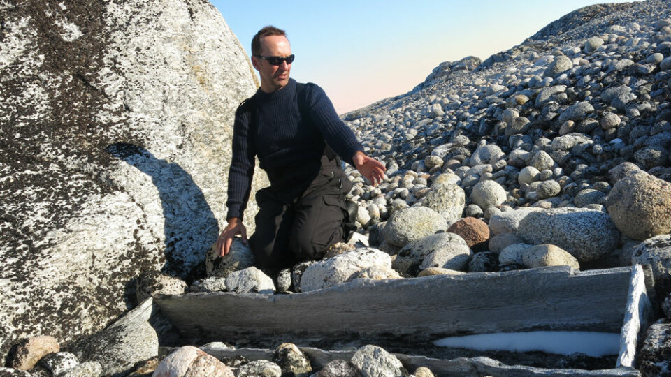 Snorre Haukalid er kulturminnerådgiver hos Sysselmannen på Svalbard. Her undersøker han et funn av en uregistrert grav på Waldenøya på Nordvest-Spitsbergen.  (Foto: Asbjørn Hagen/Sysselmannen på Svalbard)
