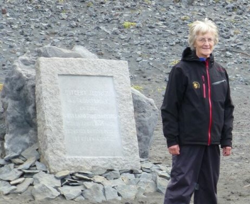 Susan Barr hos Riksantikvaren, her i arbeid med å verne et kulturhistorisk minne på Jan Mayen - en minnestein over nederlandske hvalfangere som døde her i 1930.  (Foto: T. Karlsen)
