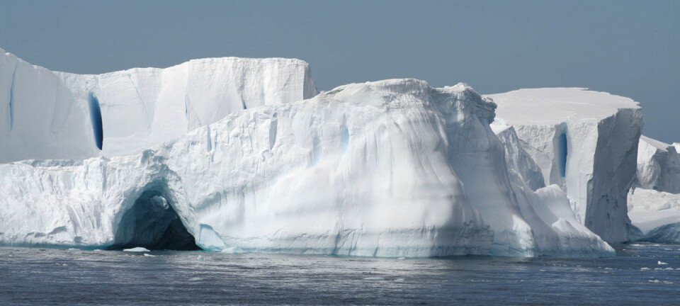 Varme havstrømmer stiger opp under havisen i Antarktis, og kan smelte den nedenfra. Dermed blir veien fri for at mer is fra selve Sydpollandet kan skli ut i havet, slik at havnivået kan stige med flere meter, ifølge en studie i tidsskriftet Science. Bildet er tatt fra et tokt med forskningsskipet James Clark Ross i Weddellhavet, som samlet data til studien.  (Foto: Sunke Schmidtko)
