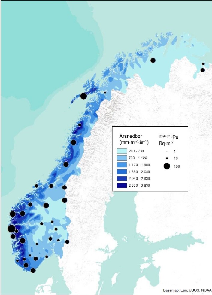 Norgeskart som viser funnene fra jordprøvene. De sorte ringene viser radioaktiv aktivitet i Becquerel (Bq), hvor den største aktiviteten ble målt på vestlandet. Aktiviteten er likevel veldig lav sammelignet for eksempel med utslipp etter Tsjernobyl-ulykken. De blå feltene viser nedbørsmengde. (Foto: (Bilde: Cato Wendel)) Norgeskart som viser funnene fra jordprøvene. De sorte ringene viser radioaktiv aktivitet i Becquerel (Bq), hvor den største aktiviteten ble målt på vestlandet. Aktiviteten er likevel veldig lav sammelignet for eksempel med utslipp etter Tsjernobyl-ulykken. De blå feltene viser nedbørsmengde. (Foto: (Bilde: Cato Wendel))