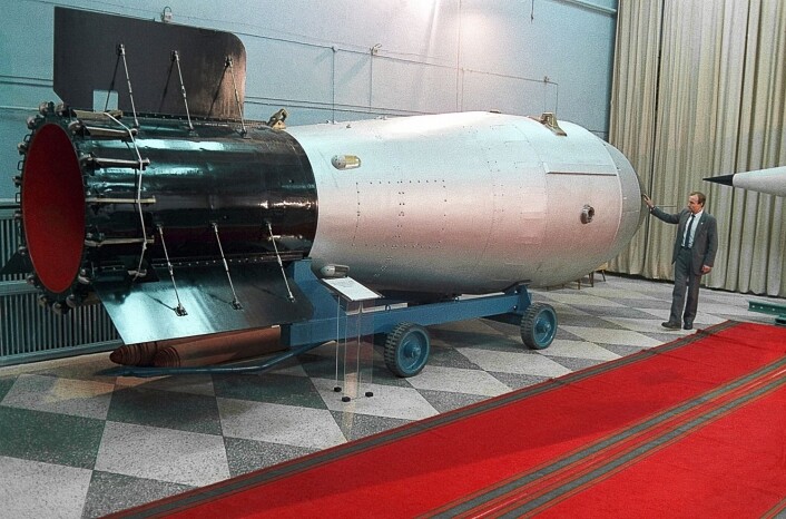 Tsar-bomben er den største bomben menneskeheten noen gang har produsert. Den ble sprengt på Novaja Semlja i Sovjet i 1961. Dette er et tomt bombeskall, som ble produsert samtidig med den virkelige bomben. (Foto: Science photo library) Tsar-bomben er den største bomben menneskeheten noen gang har produsert. Den ble sprengt på Novaja Semlja i Sovjet i 1961. Dette er et tomt bombeskall, som ble produsert samtidig med den virkelige bomben. (Foto: Science photo library)
