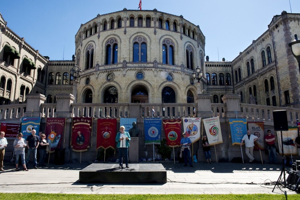 Statsansatte organisert i LO demonstrerte i 2010 foran Stortinget mot forslaget til pensjonsreform. I dag (2014) er pensjonsreformen gjennomført for de to tredeler i i arbeidslivet som er privatansatte. Offentlig ansatte har inntil videre fortsatt langt bedre ordninger. (Foto: Mimsy Møller / Dagsavisen / Samfoto) Statsansatte organisert i LO demonstrerte i 2010 foran Stortinget mot forslaget til pensjonsreform. I dag (2014) er pensjonsreformen gjennomført for de to tredeler i i arbeidslivet som er privatansatte. Offentlig ansatte har inntil videre fortsatt langt bedre ordninger. (Foto: Mimsy Møller / Dagsavisen / Samfoto)