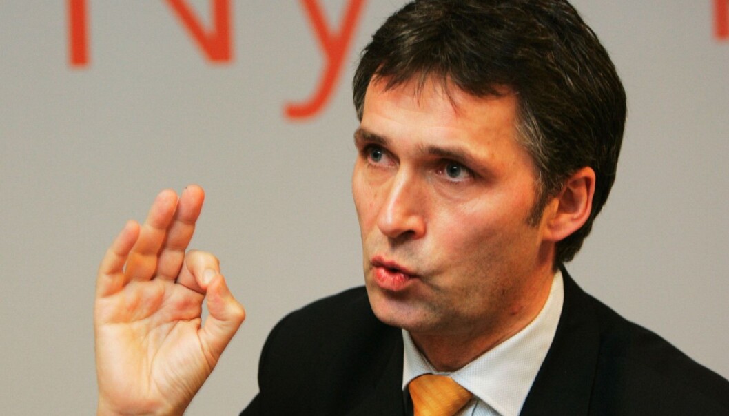 Mirakelmannen Jens Stoltenberg la i desember 2004 fram hovedpunktene i forslaget til pensjonsreform i Norge. Politikernes målbevissthet og omfattende bruk av "kreativ tvetydighet" er viktige forklaringer på hvordan det i 2011 ble mulig å lande den store Pensjonsreformen i Norge. (Foto: Cornelius Poppe / Scanpix) Mirakelmannen Jens Stoltenberg la i desember 2004 fram hovedpunktene i forslaget til pensjonsreform i Norge. Politikernes målbevissthet og omfattende bruk av "kreativ tvetydighet" er viktige forklaringer på hvordan det i 2011 ble mulig å lande den store Pensjonsreformen i Norge. (Foto: Cornelius Poppe / Scanpix)