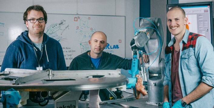 Dette er teamet bak Gribbot – verdens første robot som kan fjerne kyllingfilet fra et skrog – helt automatisk. Fra venstre Elling Ruud Øye, Ekrem Misimi og Aleksander Eilertsen. (Foto: TYD/Sintef) Dette er teamet bak Gribbot – verdens første robot som kan fjerne kyllingfilet fra et skrog – helt automatisk. Fra venstre Elling Ruud Øye, Ekrem Misimi og Aleksander Eilertsen. (Foto: TYD/Sintef)
