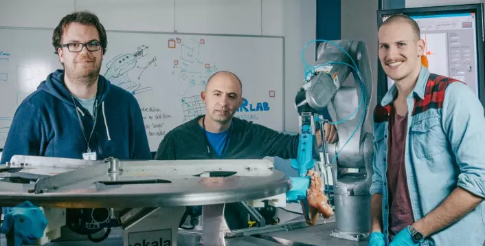 Dette er teamet bak Gribbot – verdens første robot som kan fjerne kyllingfilet fra et skrog – helt automatisk. Fra venstre Elling Ruud Øye, Ekrem Misimi og Aleksander Eilertsen. (Foto: TYD/Sintef)