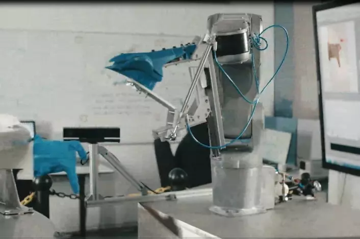 Et transportsystem fester kyllingskroget og frakter kyllingen fram til 3D-maskinsyn og robot. (Foto: TYD/Sintef)