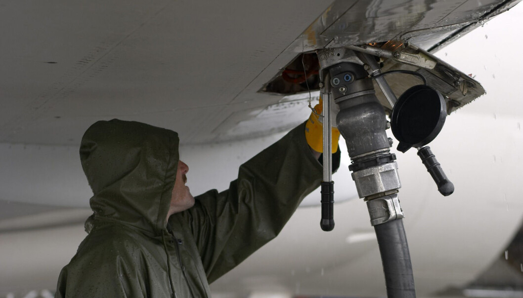 Danske forskere utvikler biodrivstoff for jetfly basert på planteavfall. Avfallet skal brukes som mat for bakterier som produserer alkohol. Alkoholen kan brukes som kjemiske byggeklosser for å lage jetdrivstoff. (Foto: John Petter Reinertsen, Samfoto) Danske forskere utvikler biodrivstoff for jetfly basert på planteavfall. Avfallet skal brukes som mat for bakterier som produserer alkohol. Alkoholen kan brukes som kjemiske byggeklosser for å lage jetdrivstoff. (Foto: John Petter Reinertsen, Samfoto)