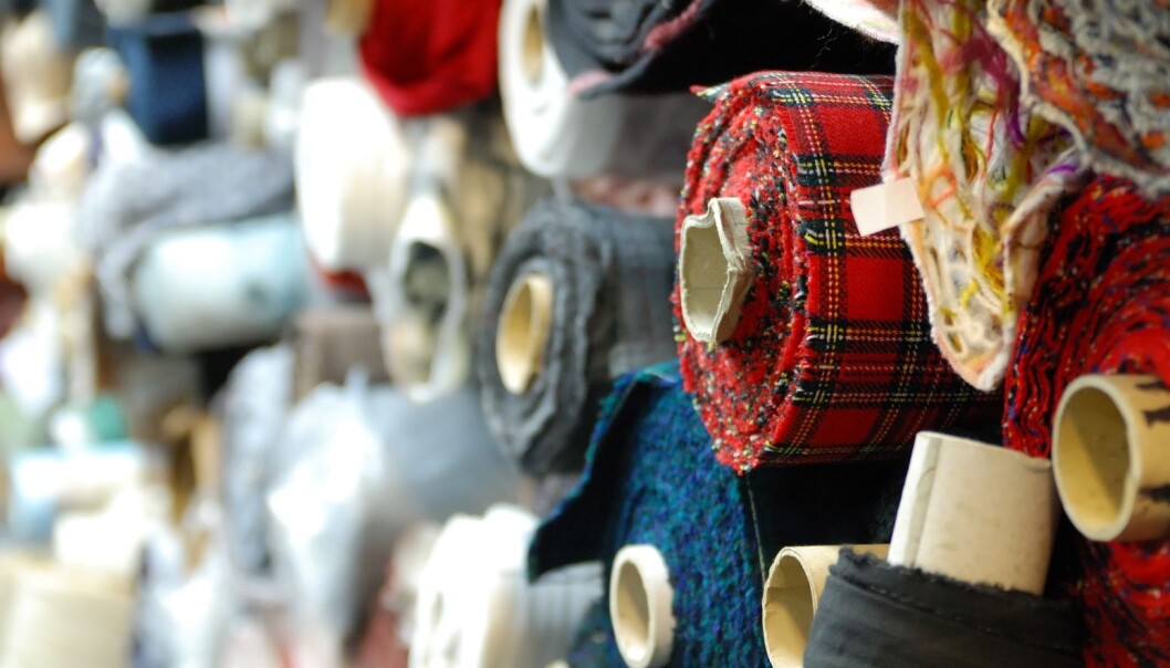 Tekstilbransjen har tradisjonelt sendt fysiske tekstilprøver frem og tilbake mellom de ulike partene i prosessen. Det tar tid. (Illustrasjonsfoto: Colourbox) Tekstilbransjen har tradisjonelt sendt fysiske tekstilprøver frem og tilbake mellom de ulike partene i prosessen. Det tar tid. (Illustrasjonsfoto: Colourbox)