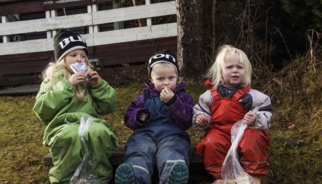Vi setter pris på at barn er ute og leker, og de elsker å leke med vann. Men når temperaturen begynner å krype ned til noen få varmegrader, er det greit å passe på at ungene er godt kledd og holder seg i aktivitet. (Foto: Scanpix, Tarjei E. Krogh) Vi setter pris på at barn er ute og leker, og de elsker å leke med vann. Men når temperaturen begynner å krype ned til noen få varmegrader, er det greit å passe på at ungene er godt kledd og holder seg i aktivitet. (Foto: Scanpix, Tarjei E. Krogh)