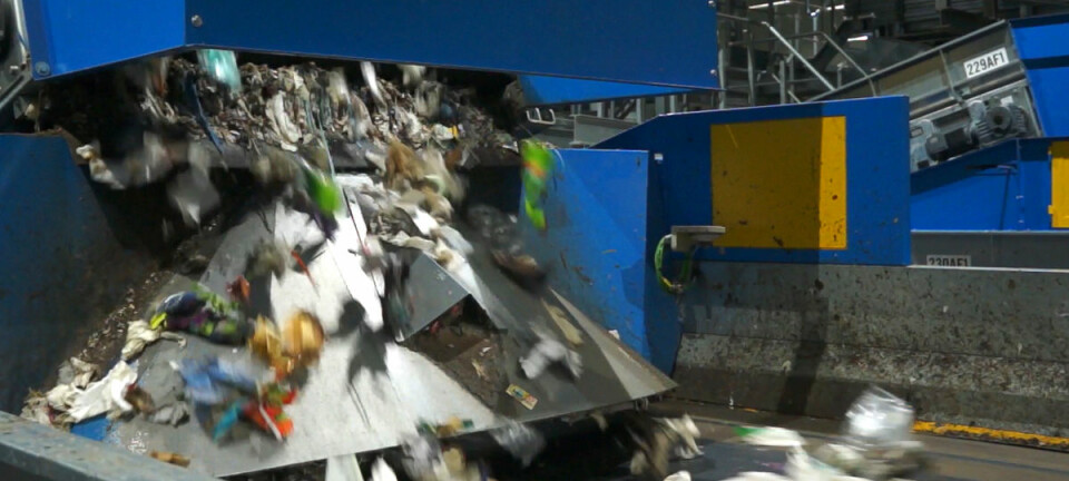 Plast fra restavfall slippes ned på samlebåndet for optisk sortering i en av de 13 maskinene fra det norske firmaet TiTech, på anlegget til Romerike avfallsforedling (ROAF). Anlegget er ifølge ROAF det første i Europa som sorterer plast fra restavfall fra husholdninger. (Foto: Arnfinn Christensen, forskning.no)
