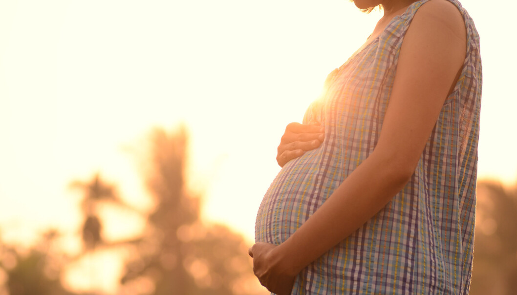 Barn av eldre mødre har større risiko for å få flere arvelige sykdommer. Det skyldes blant annet at moren har fått skadelige mutasjoner i eggene før de ble befruktet. (Foto: Microstock) Barn av eldre mødre har større risiko for å få flere arvelige sykdommer. Det skyldes blant annet at moren har fått skadelige mutasjoner i eggene før de ble befruktet. (Foto: Microstock)