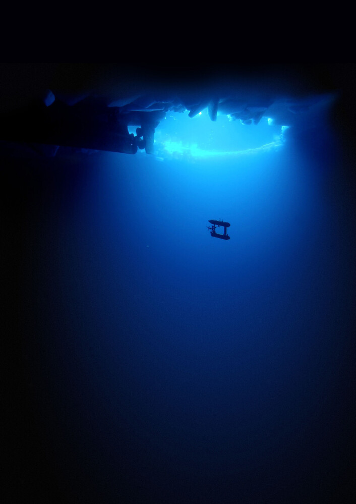 Ubåten sendes ut på oppdrag under isen. (Foto: Klaus Meiners, AAD (image) and Peter Kimball, WHOI (post-processing)) Ubåten sendes ut på oppdrag under isen. (Foto: Klaus Meiners, AAD (image) and Peter Kimball, WHOI (post-processing))