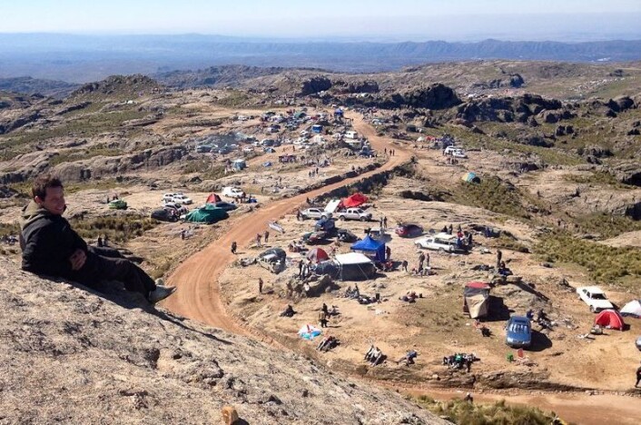 Forsker Hans Erik Næss og resten av tilskuerne venter på de første bilene under Rally Argentina i 2012. (Foto: Privat) Forsker Hans Erik Næss og resten av tilskuerne venter på de første bilene under Rally Argentina i 2012. (Foto: Privat)