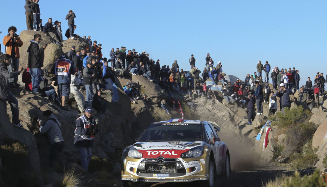 Ivrige tilskuere følger Sebastien Loeb under Rally Argentina i 2013. (Foto: NTB Scanpix) Ivrige tilskuere følger Sebastien Loeb under Rally Argentina i 2013. (Foto: NTB Scanpix)