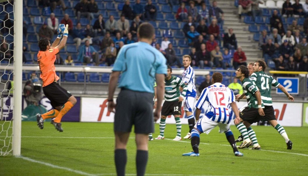 Mål? Straffe? Frispark? Aner ikke, jeg fryser. Her vokter en tilleggsassistentdommer målet i oppgjøret mellom Heerenveen og Sporting Lisboa i 2009. (Foto: NTB Scanpix) Mål? Straffe? Frispark? Aner ikke, jeg fryser. Her vokter en tilleggsassistentdommer målet i oppgjøret mellom Heerenveen og Sporting Lisboa i 2009. (Foto: NTB Scanpix)