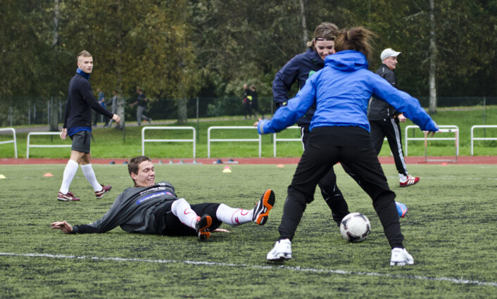 Modellen «Sport Education» bidrar til inkludering av begge kjønn. Den forbedrer teamarbeidet og spillprestasjon, inkluderer elever med lave ferdigheter og bidrar til økt grad av fair play. (Foto: Andreas B. Johansen) Modellen «Sport Education» bidrar til inkludering av begge kjønn. Den forbedrer teamarbeidet og spillprestasjon, inkluderer elever med lave ferdigheter og bidrar til økt grad av fair play. (Foto: Andreas B. Johansen)