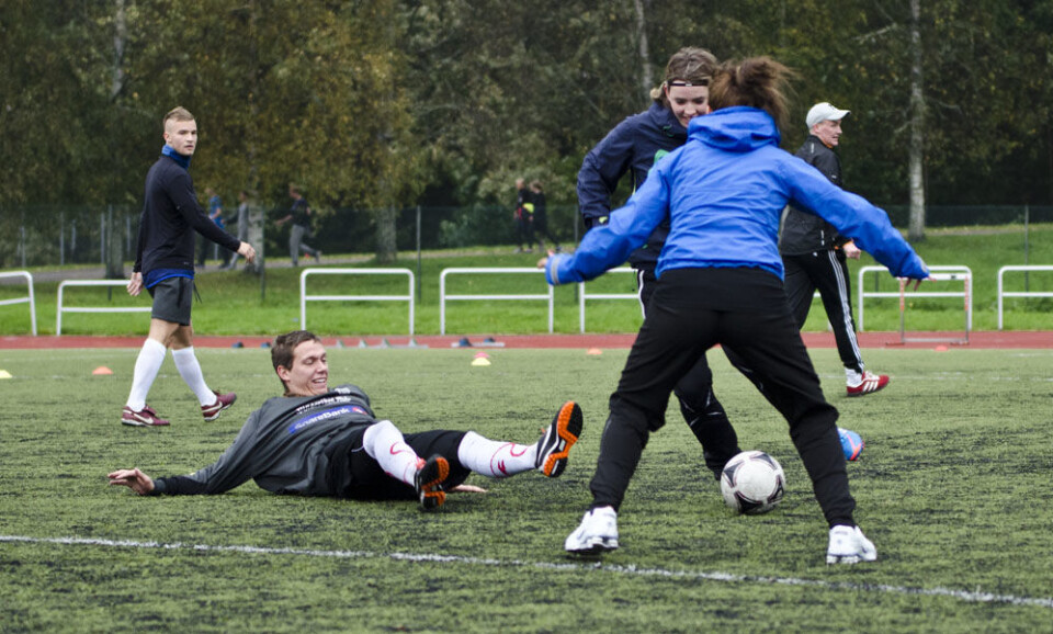 Modellen «Sport Education» bidrar til inkludering av begge kjønn. Den forbedrer teamarbeidet og spillprestasjon, inkluderer elever med lave ferdigheter og bidrar til økt grad av fair play. (Foto: Andreas B. Johansen)