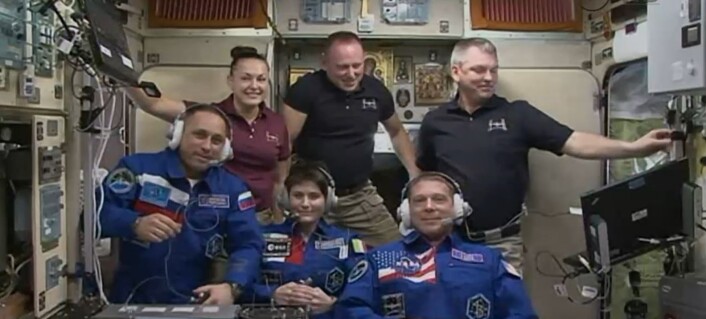 ESAs italienske astronaut, Samantha Cristoforetti (nederst i midten), like etter at hun og hennes to kolleger kom til romstasjonen 24. november 2014. (Foto: NASA) ESAs italienske astronaut, Samantha Cristoforetti (nederst i midten), like etter at hun og hennes to kolleger kom til romstasjonen 24. november 2014. (Foto: NASA)