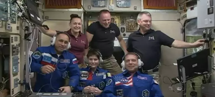 ESAs italienske astronaut, Samantha Cristoforetti (nederst i midten), like etter at hun og hennes to kolleger kom til romstasjonen 24. november 2014. (Foto: NASA)